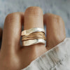 Anillo plateado con hilos de oro